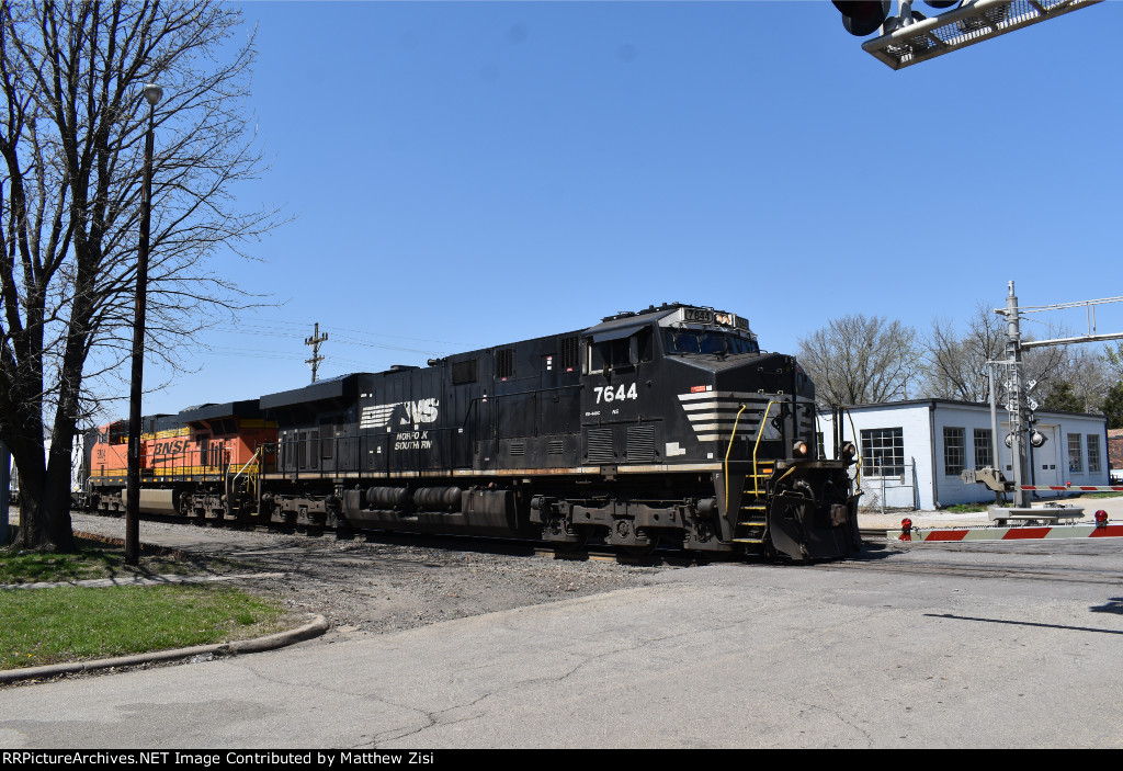 NS 7644 BNSF 5804